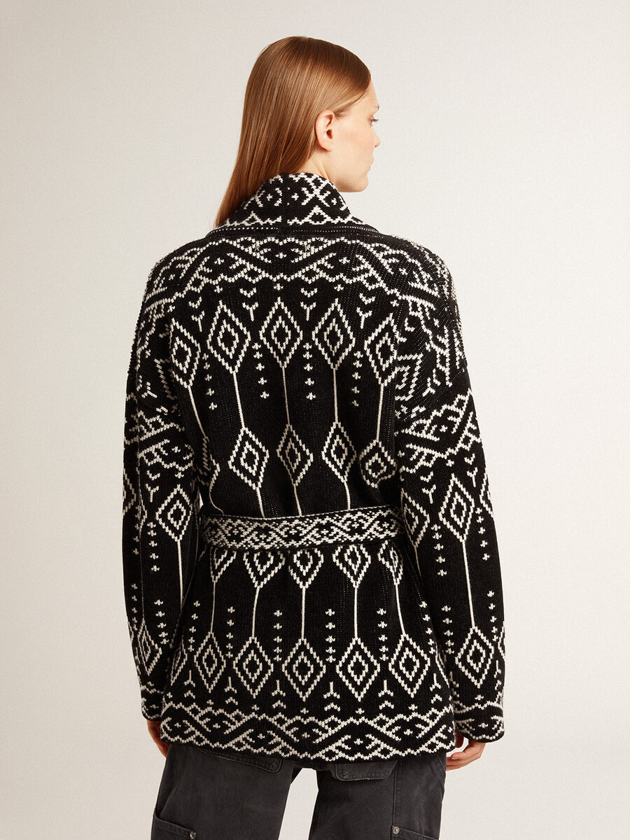 schwarze damenstrickjacke mit gürtel und kristallen
