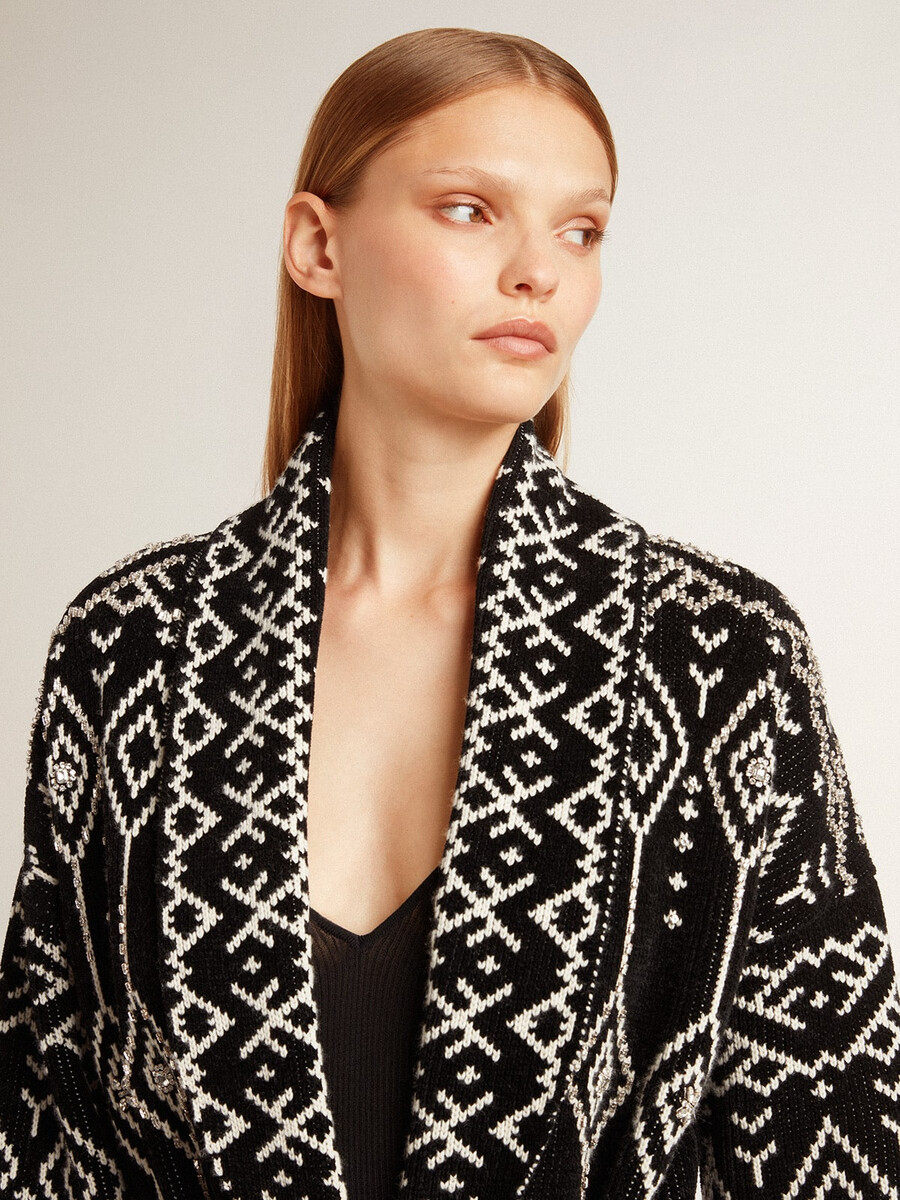 schwarze damenstrickjacke mit gürtel und kristallen
