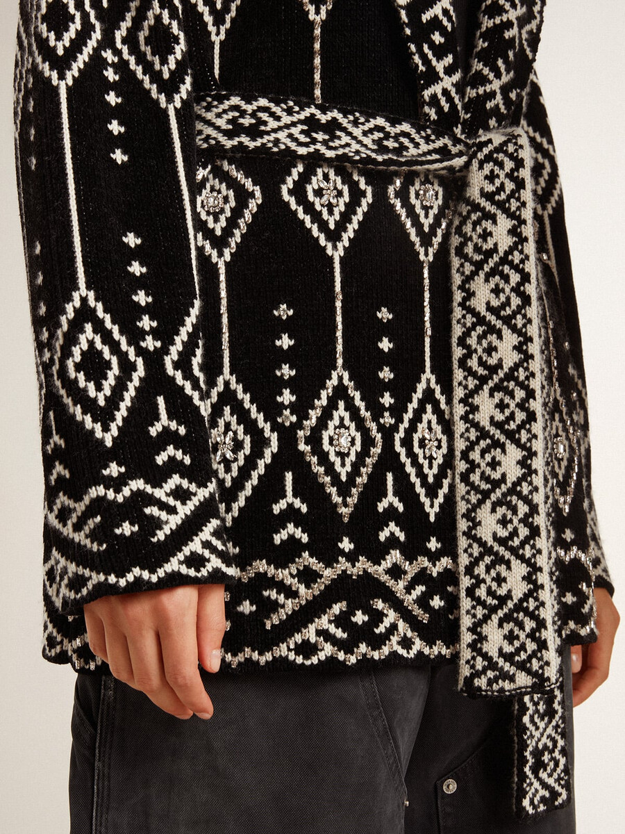 schwarze damenstrickjacke mit gürtel und kristallen