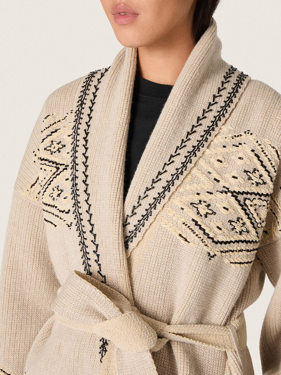 damen-cardigan mit gürtel aus beigefarbenem wollmischgewebe mit kontrastierender stickerei