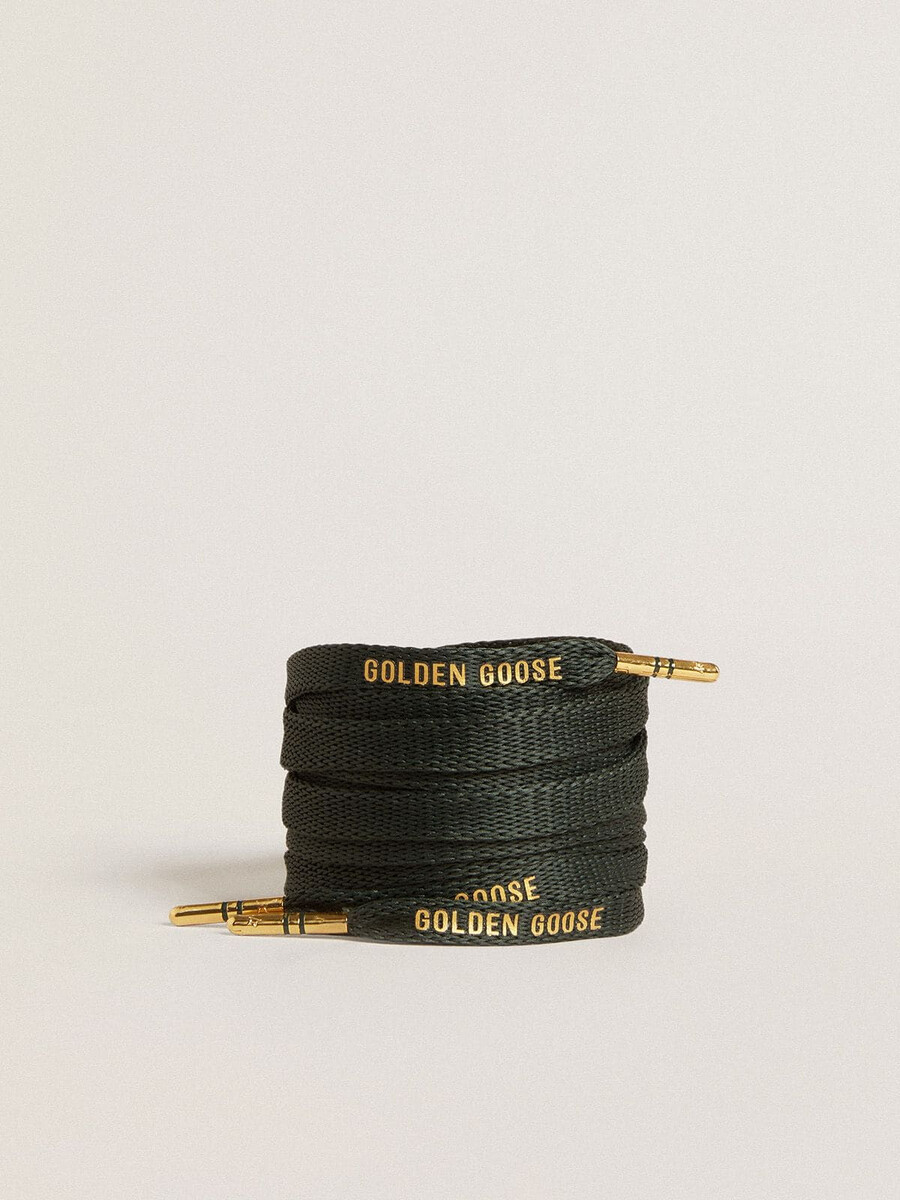 dunkelgrüne baumwollschnürsenkel mit kontrastierendem goldfarbenem logo