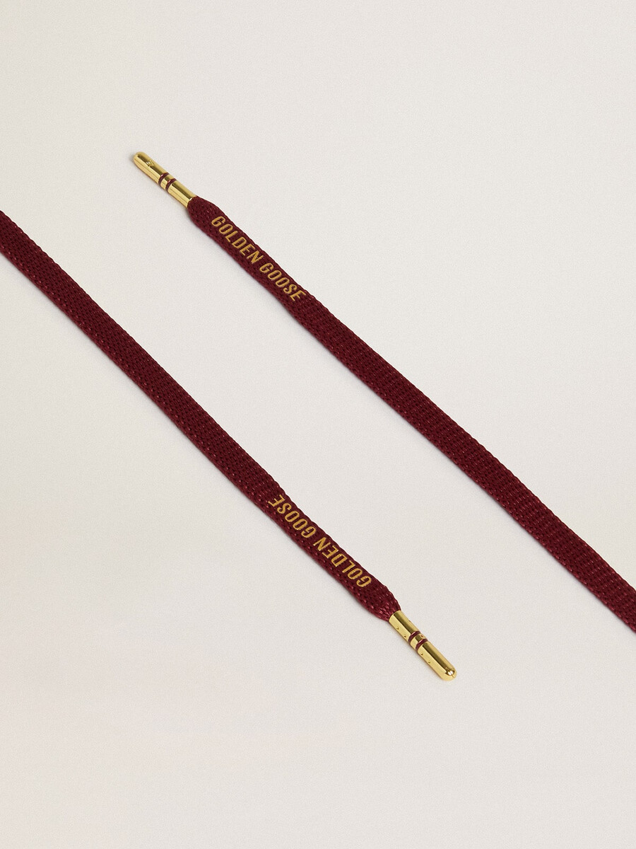 burgunderrote baumwollschnürsenkel mit kontrastierendem goldfarbenem logo