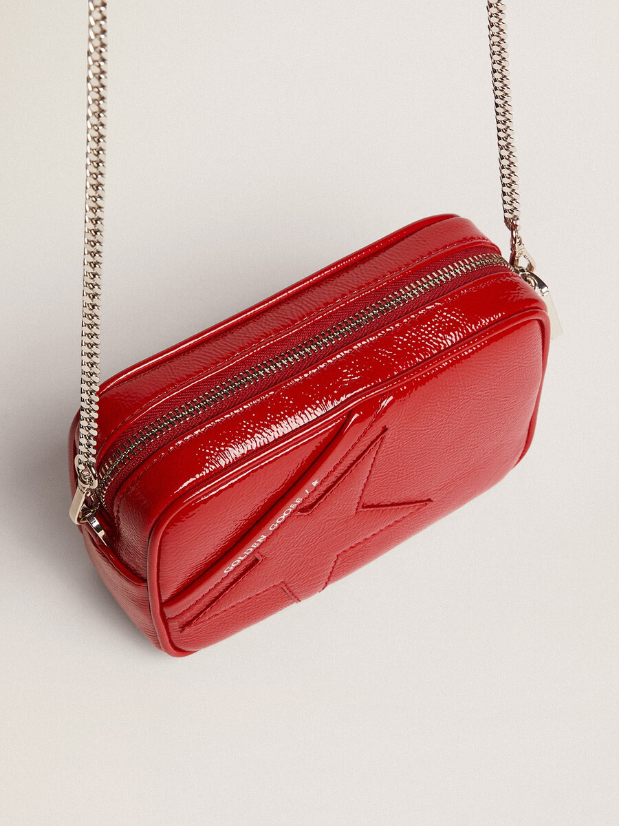 mini-sterntasche für damen aus rot lackiertem leder mit ton-in-ton-stern