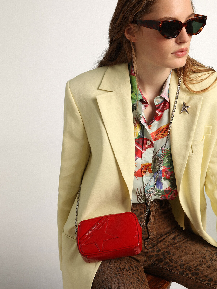 mini-sterntasche für damen aus rot lackiertem leder mit ton-in-ton-stern