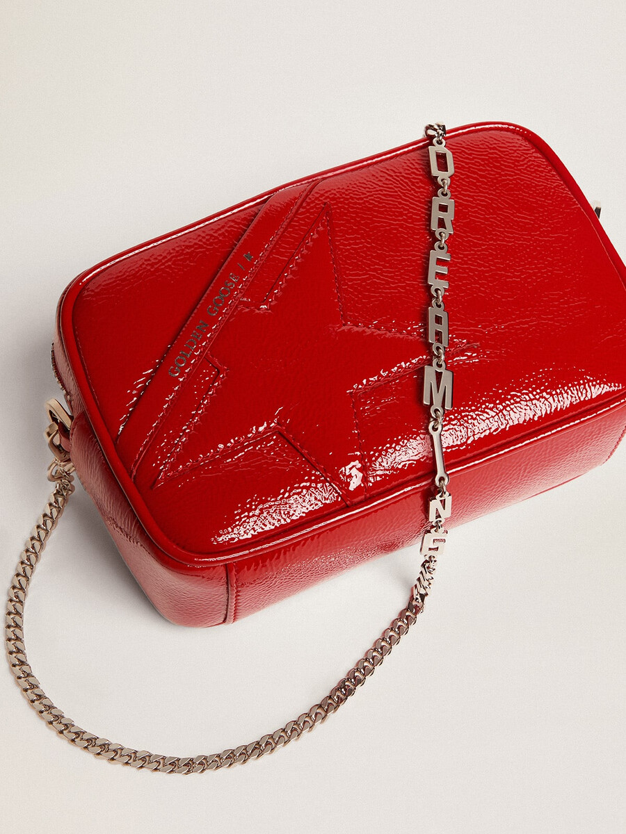 mini-sterntasche für damen aus rot lackiertem leder mit ton-in-ton-stern