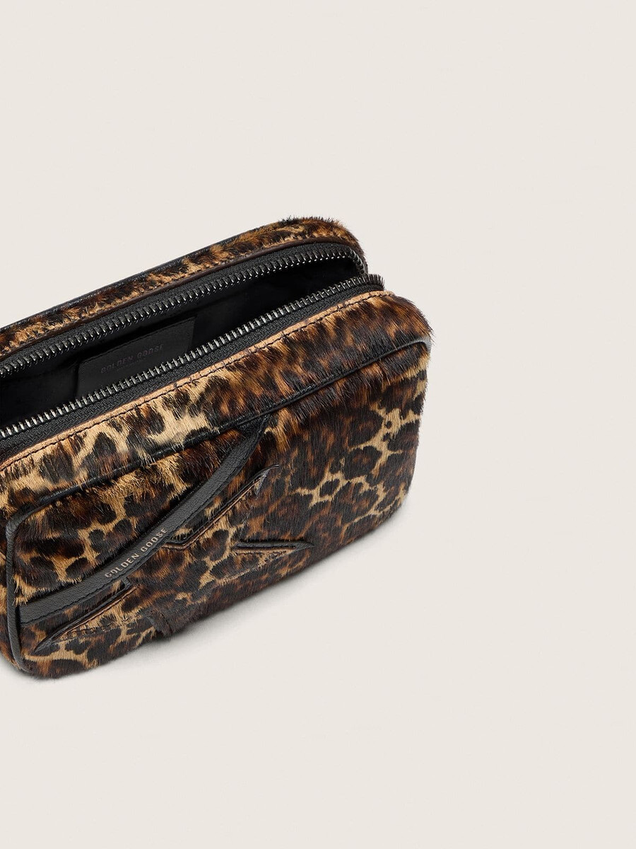 mini star bag aus ponyfell mit animal-print und ton-in-ton-stern
