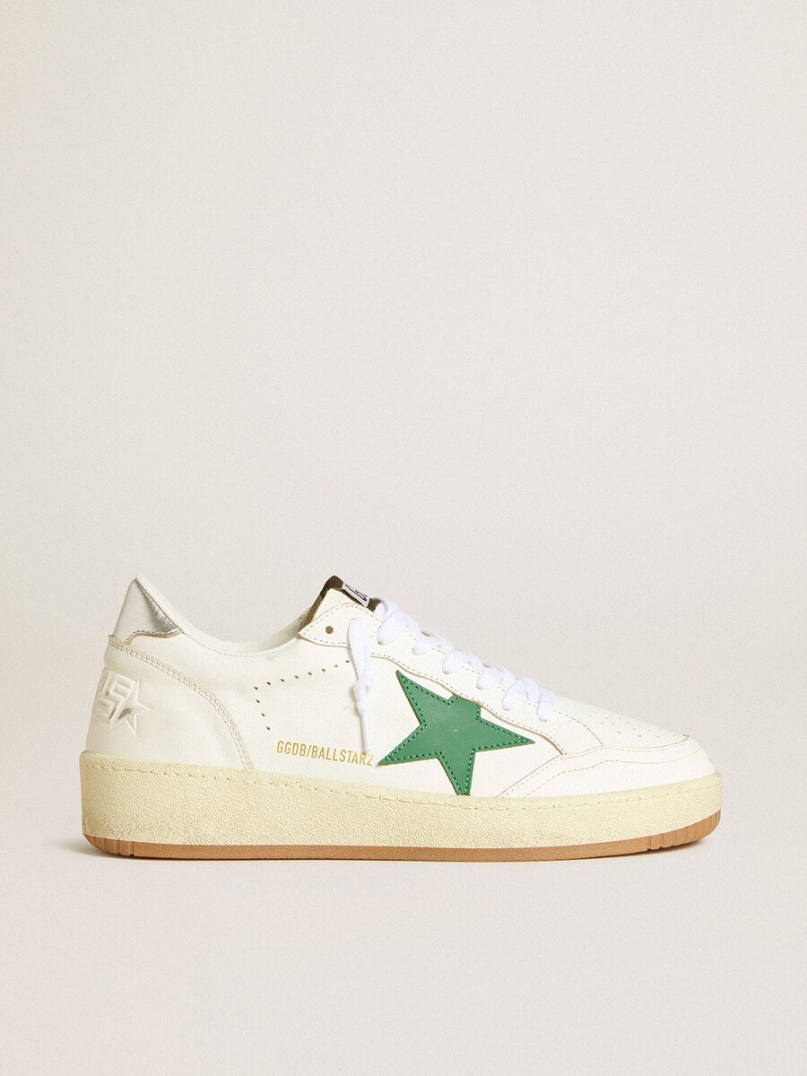 damen-ballstar mit grünem lederstern und fersenlasche aus metallic-leder