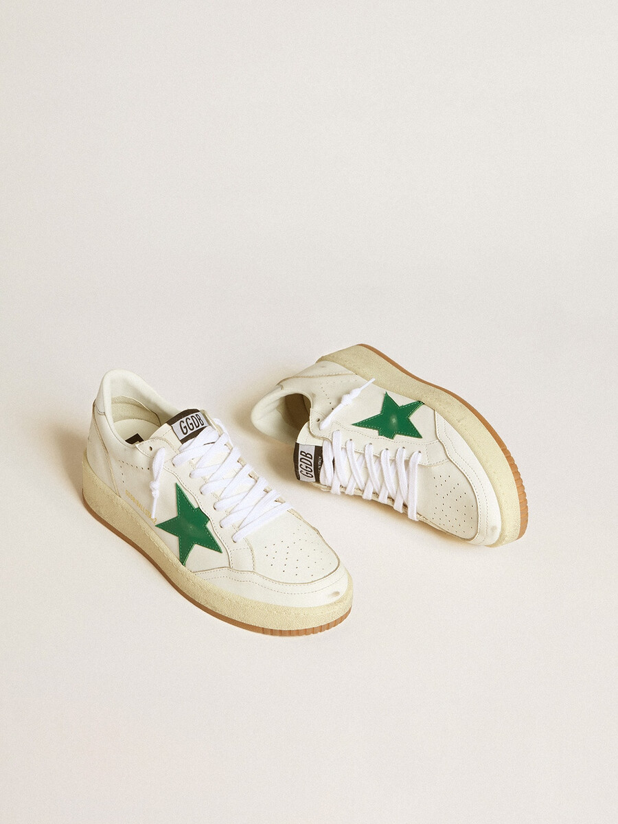 damen-ballstar mit grünem lederstern und fersenlasche aus metallic-leder