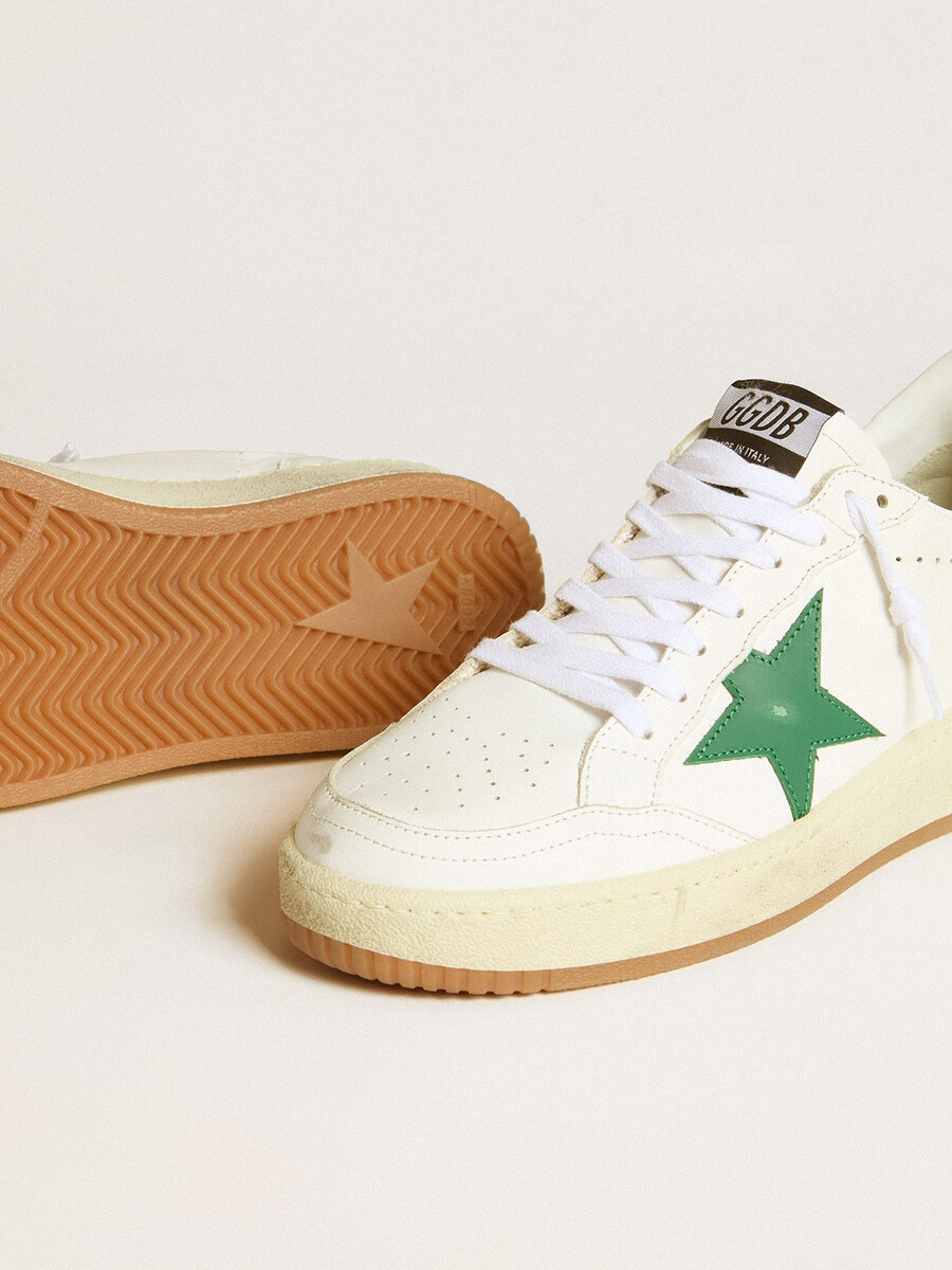 damen-ballstar mit grünem lederstern und fersenlasche aus metallic-leder