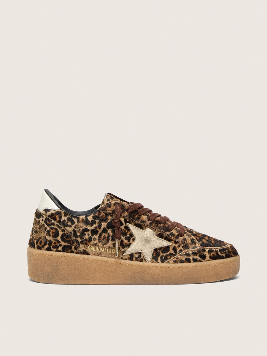 ball star damenschuh aus leoparden-ponyfell mit platinfarbenem lederstern und weißer leder-fersenlasche