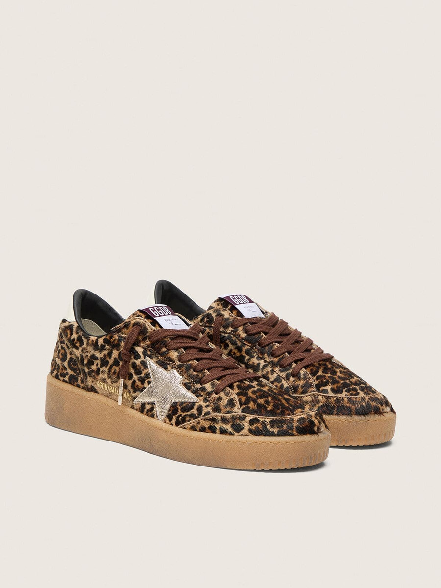 ball star damenschuh aus leoparden-ponyfell mit platinfarbenem lederstern und weißer leder-fersenlasche