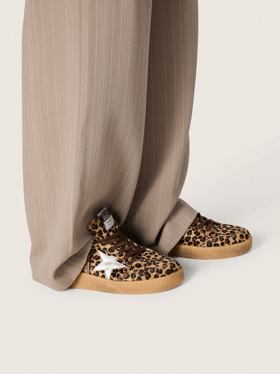 ball star damenschuh aus leoparden-ponyfell mit platinfarbenem lederstern und weißer leder-fersenlasche