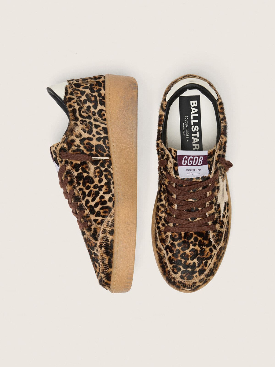 ball star damenschuh aus leoparden-ponyfell mit platinfarbenem lederstern und weißer leder-fersenlasche