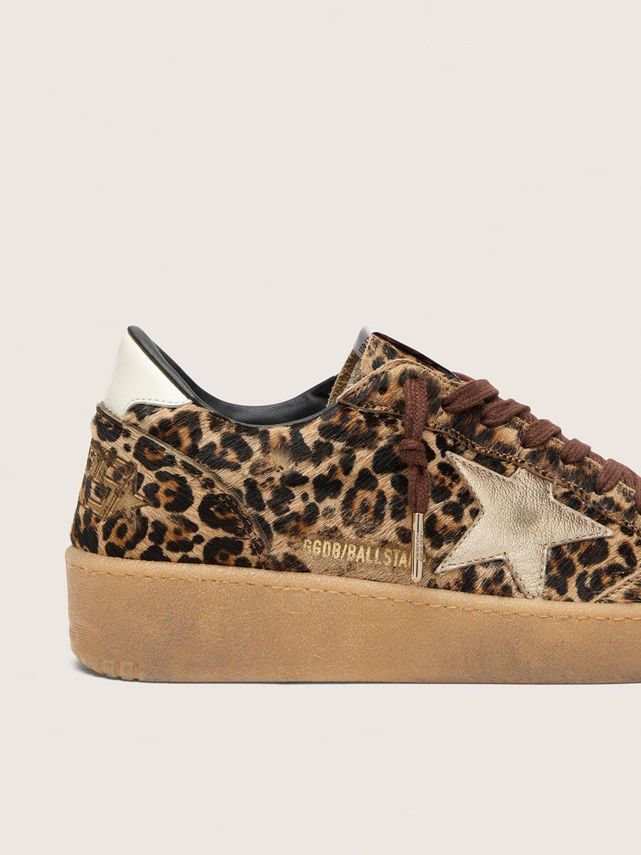 ball star damenschuh aus leoparden-ponyfell mit platinfarbenem lederstern und weißer leder-fersenlasche