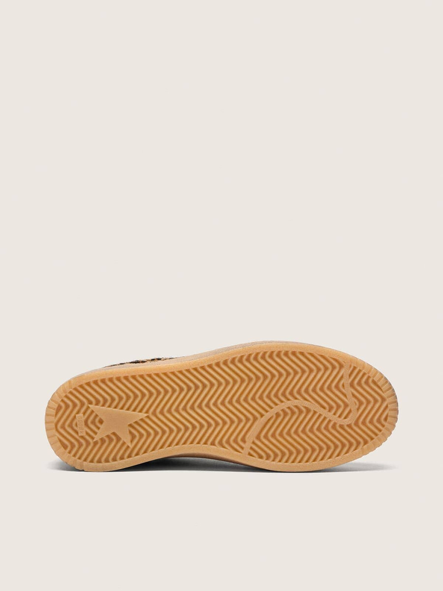 ball star damenschuh aus leoparden-ponyfell mit platinfarbenem lederstern und weißer leder-fersenlasche