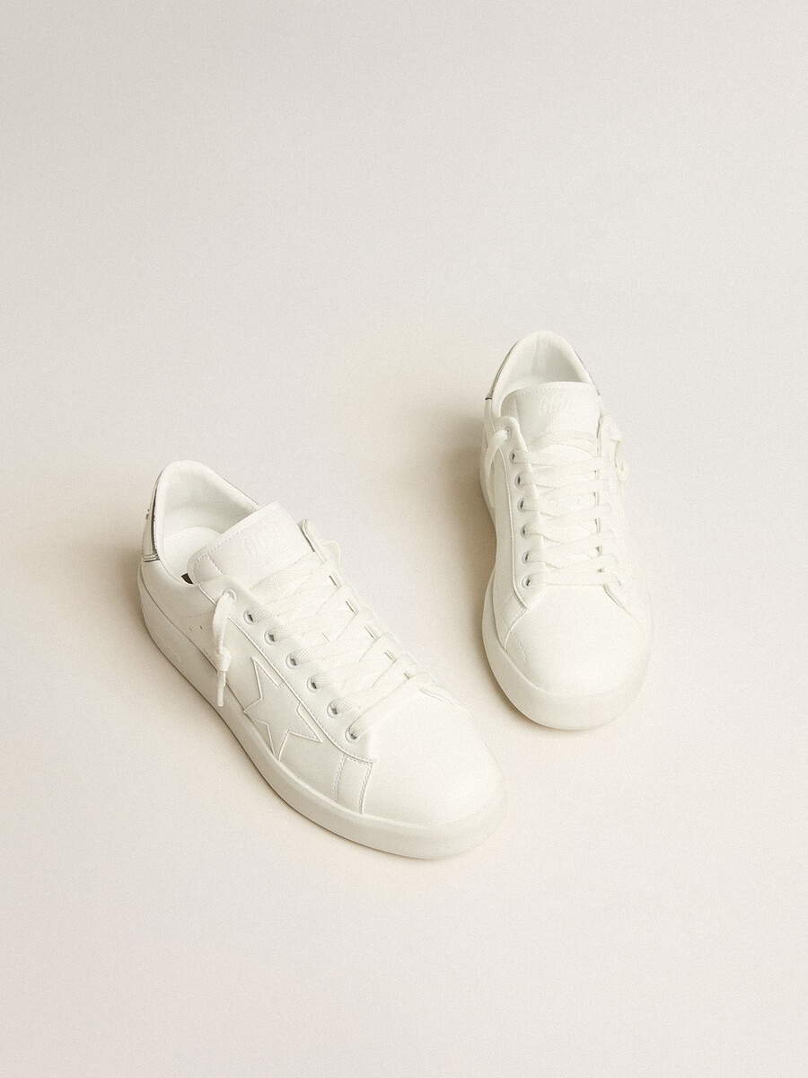 purestar herrenschuh aus biobasiertem material mit weißem stern und fersenlasche in spiegeloptik.