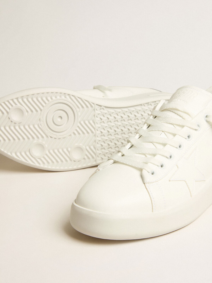 purestar herrenschuh aus biobasiertem material mit weißem stern und fersenlasche in spiegeloptik.