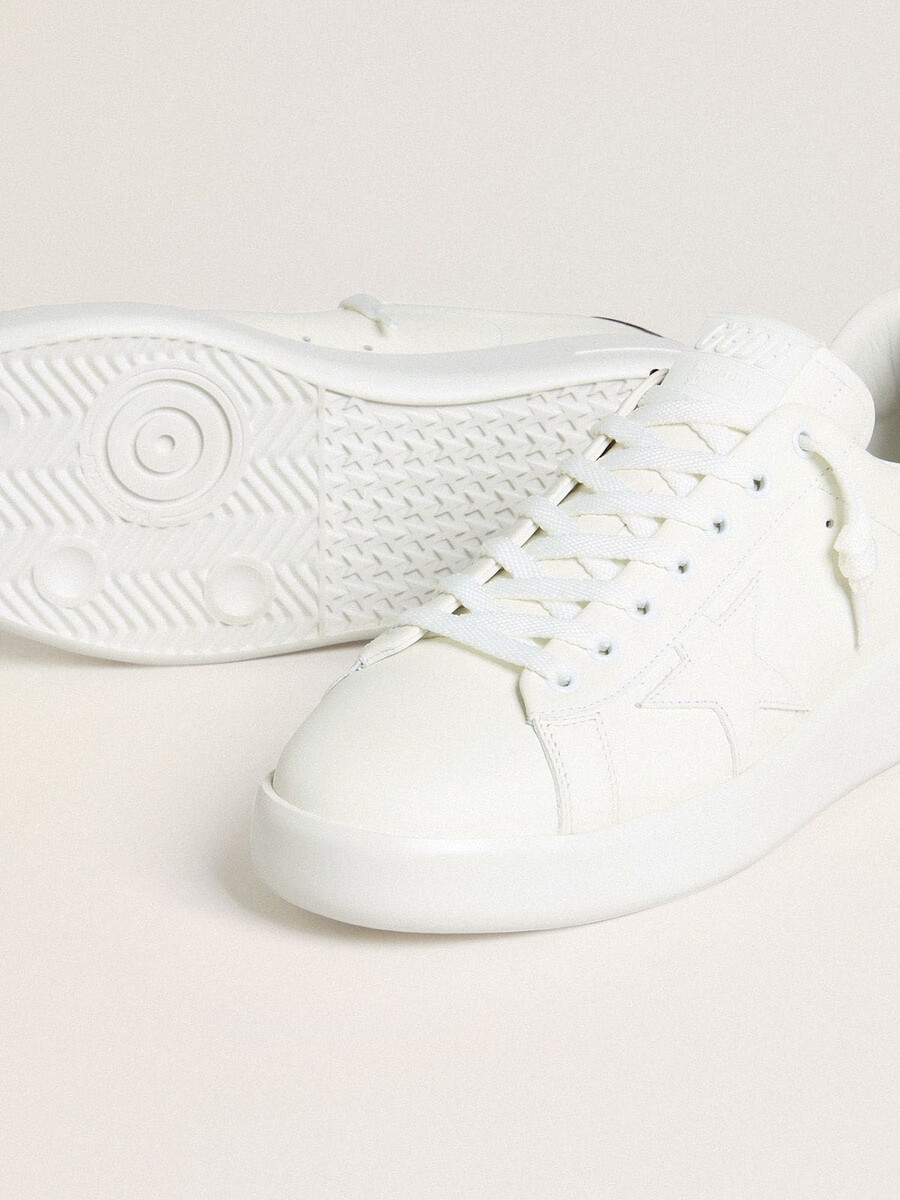 purestar herrenschuh mit weißem lederstern und bordeauxroter fersenlasche aus leder mit krokoprägung.