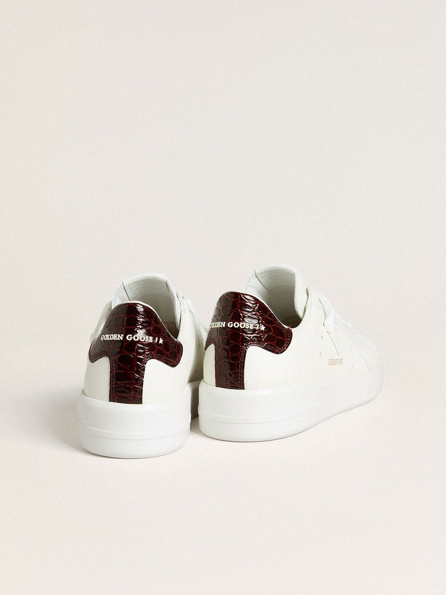 purestar herrenschuh mit weißem lederstern und bordeauxroter fersenlasche aus leder mit krokoprägung.