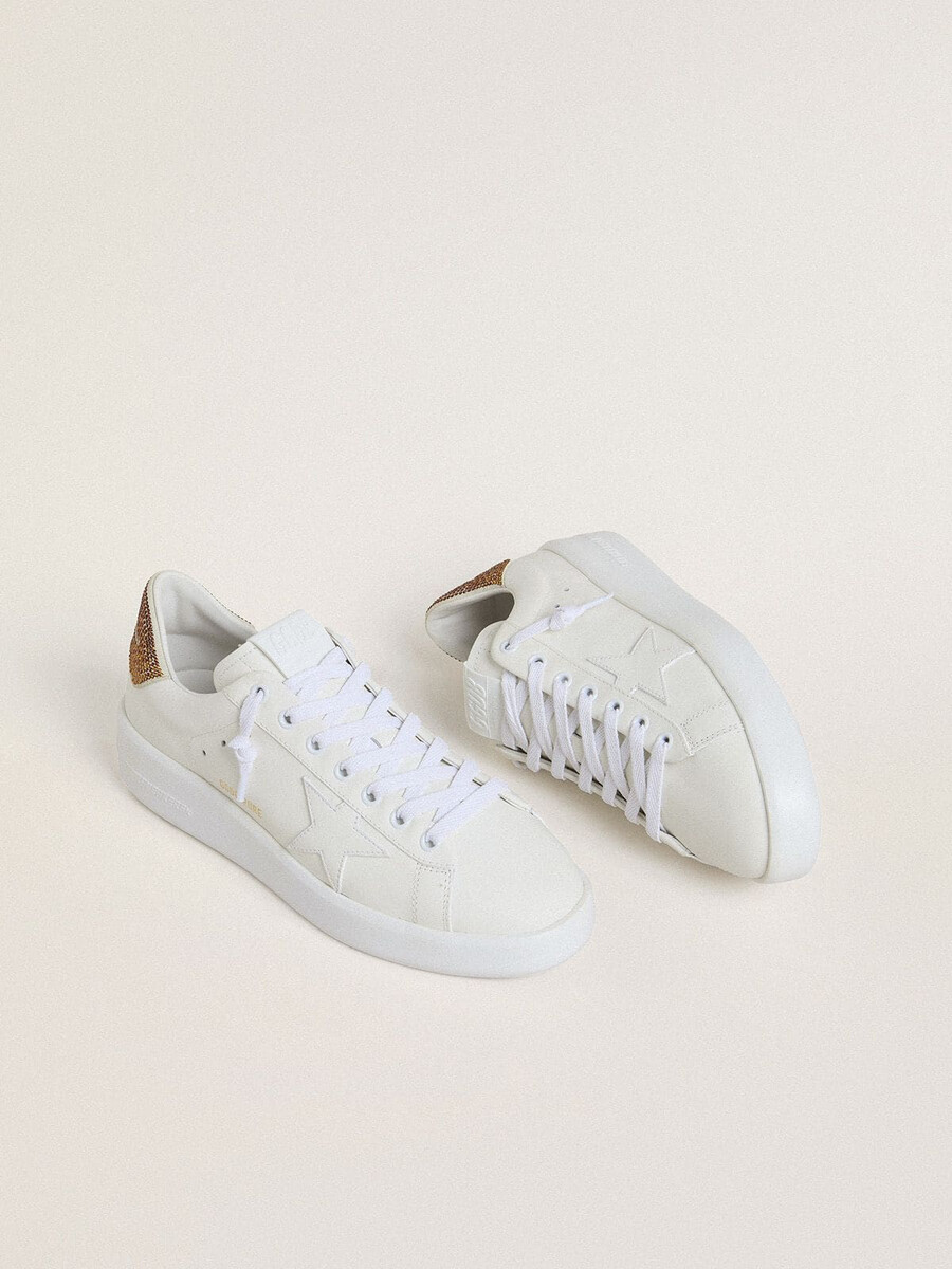 purestar damenschuh mit weißem lederstern und braunem kristall-fersenverschluss