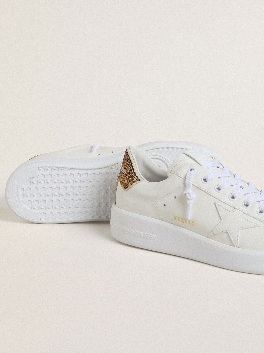 purestar damenschuh mit weißem lederstern und braunem kristall-fersenverschluss