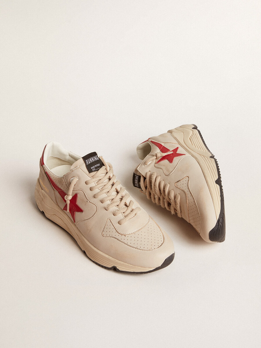 laufschuh für herren aus grauem nappaleder mit rotem nappaleder-stern und fersenlasche.