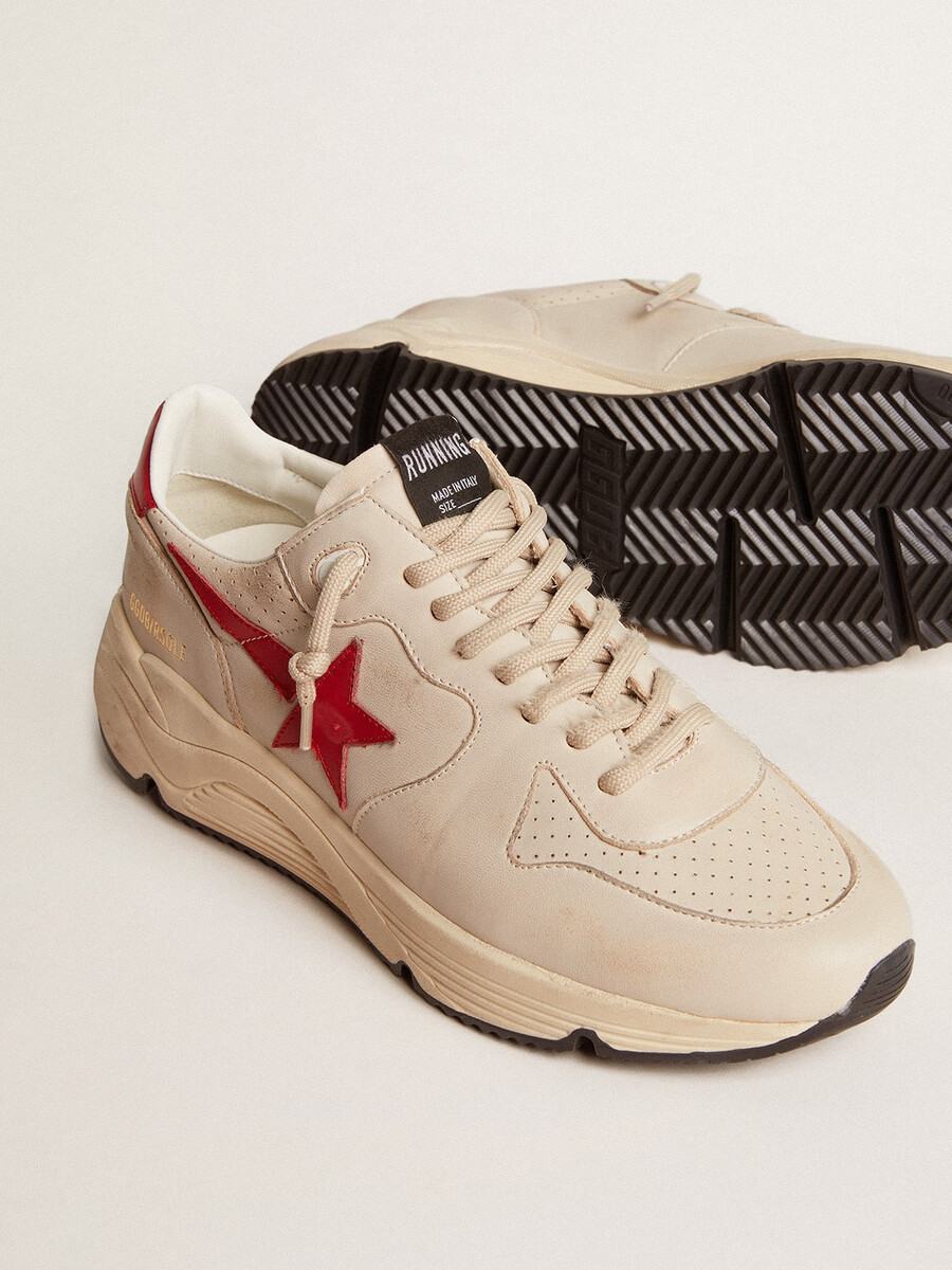 laufschuh für herren aus grauem nappaleder mit rotem nappaleder-stern und fersenlasche.