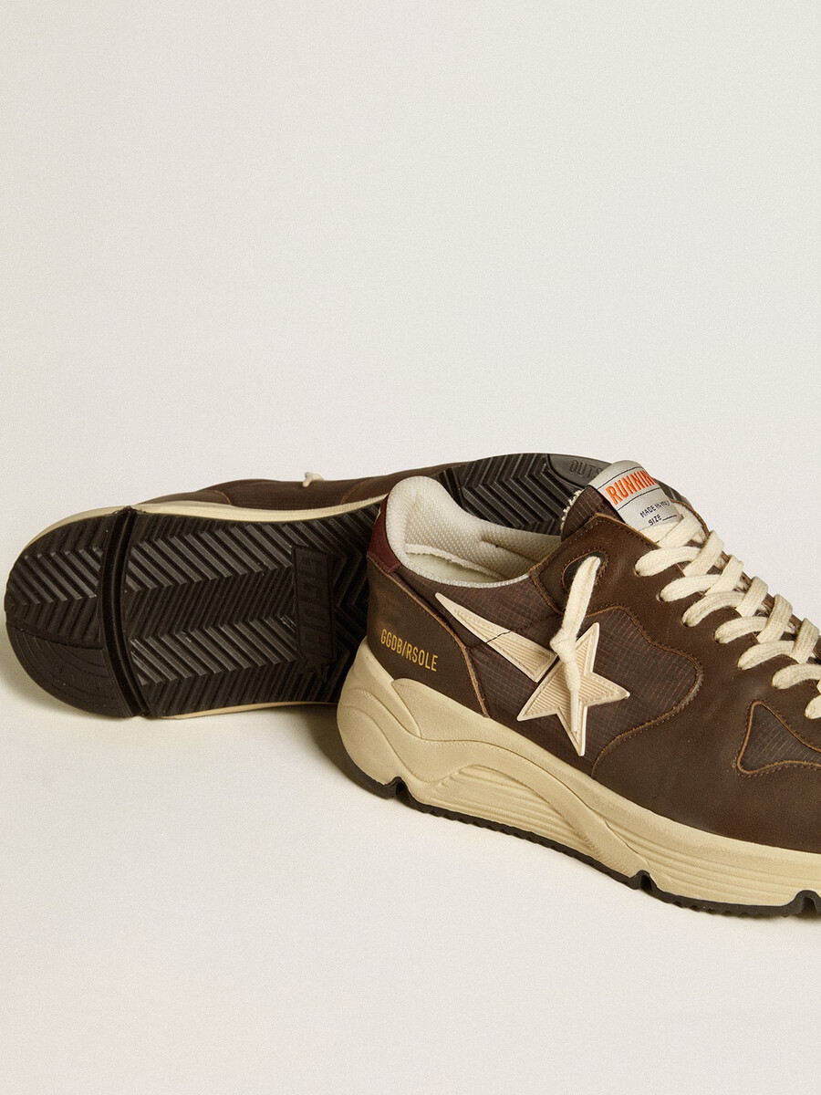 laufsohle aus nylon und leder mit tpu-stern und fersenlasche aus nubukleder.