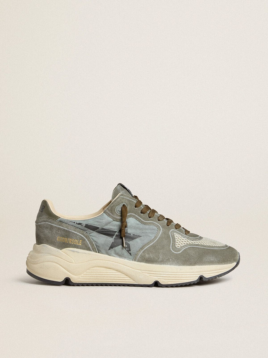laufschuhsohle für herren aus hellblauem nylon mit schwarzem stern und grüner fersenlasche aus leder.