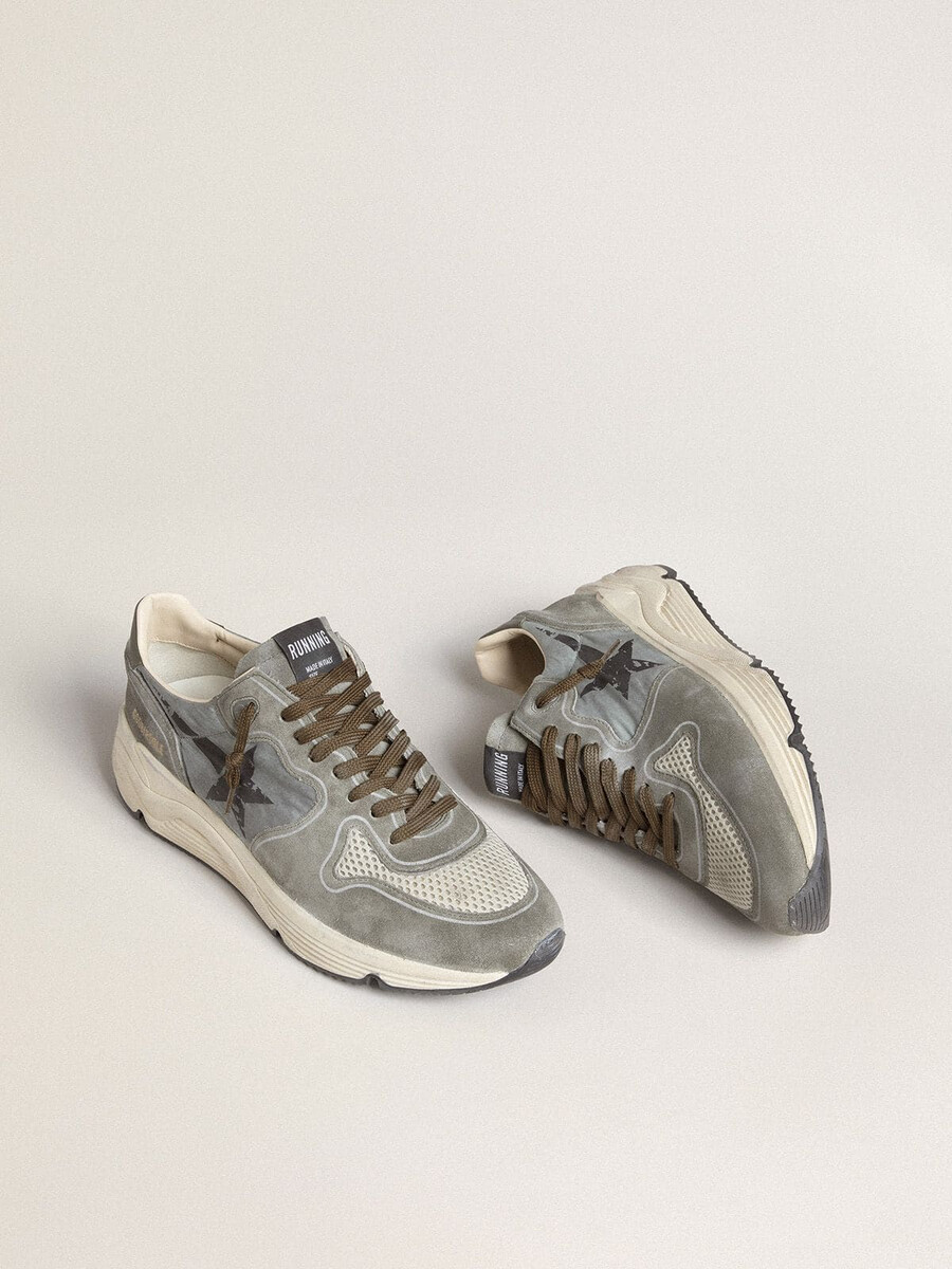 laufschuhsohle für herren aus hellblauem nylon mit schwarzem stern und grüner fersenlasche aus leder.