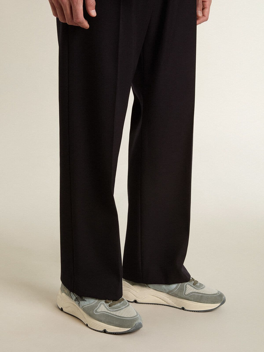 laufschuhsohle für herren aus hellblauem nylon mit schwarzem stern und grüner fersenlasche aus leder.