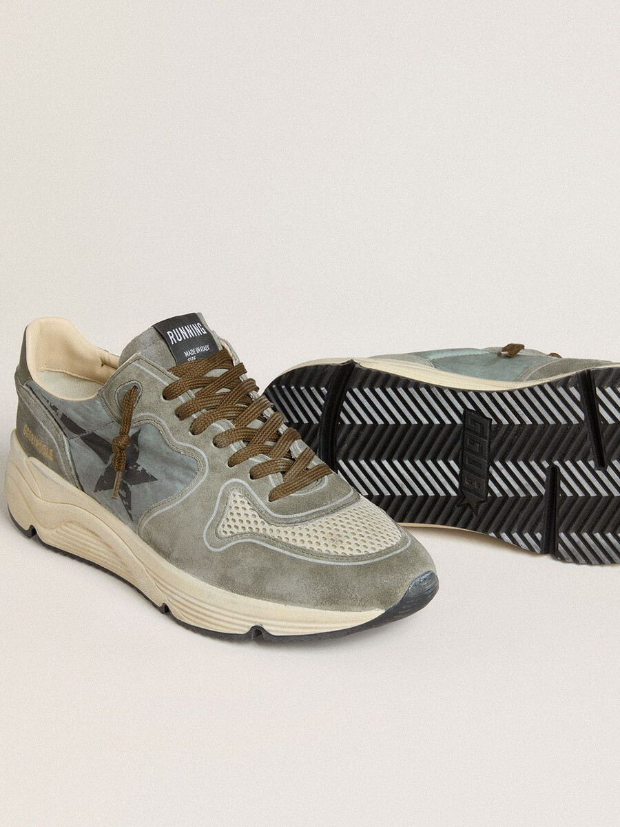 laufschuhsohle für herren aus hellblauem nylon mit schwarzem stern und grüner fersenlasche aus leder.