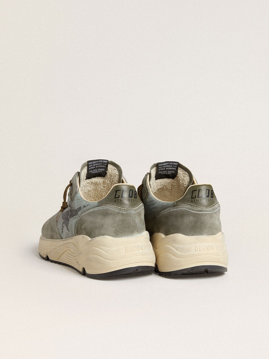laufschuhsohle für herren aus hellblauem nylon mit schwarzem stern und grüner fersenlasche aus leder.