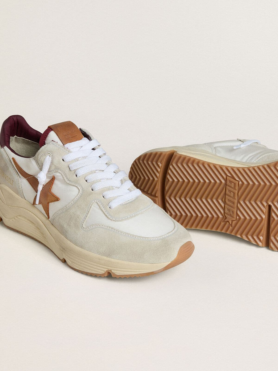 laufschuh für herren aus nylon und wildleder mit braunem lederstern und bordeauxroter leder-fersenlasche.