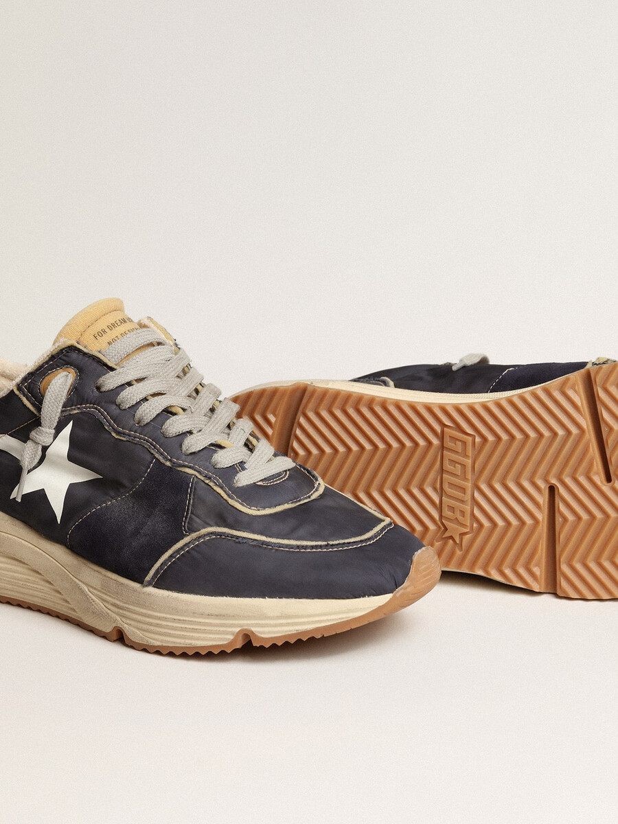 laufsohle aus blauem nylon mit weißem sternaufdruck