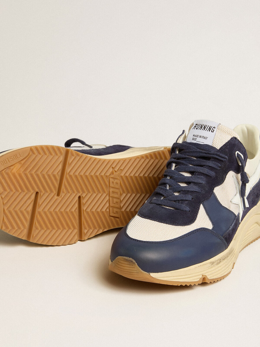 laufsohle aus cremefarbenem mesh und blauem leder mit einem weißen lederstern