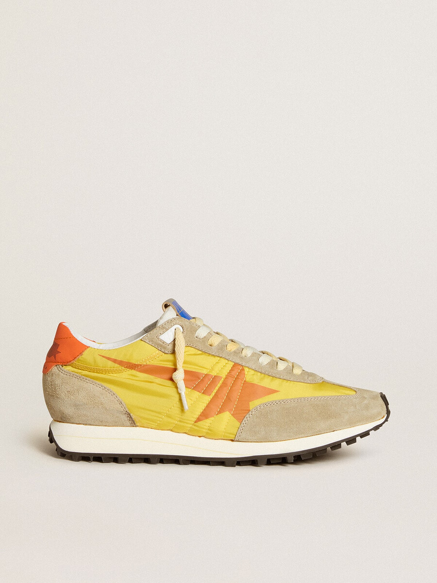 herren-marathonschuh mit gelbem nylon-obermaterial und orangefarbenem stern