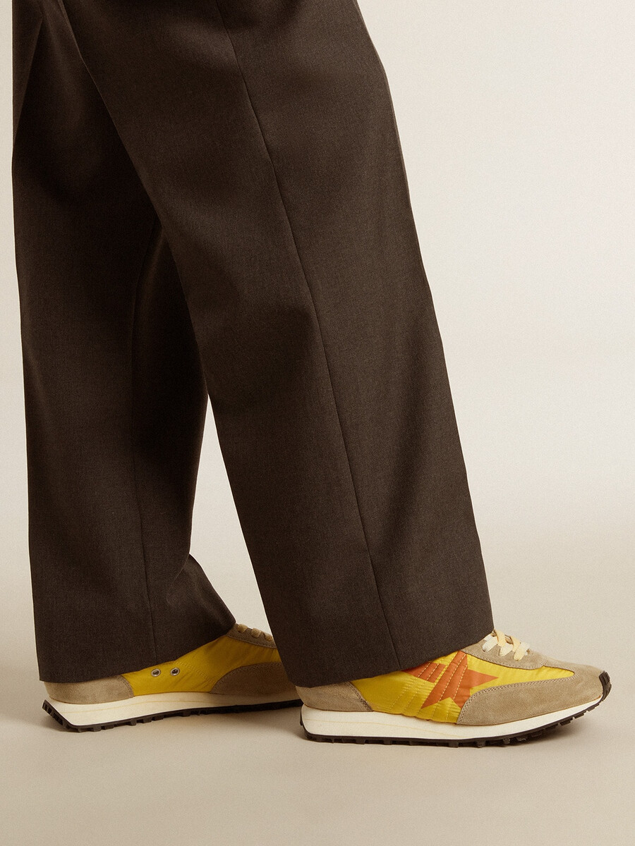 herren-marathonschuh mit gelbem nylon-obermaterial und orangefarbenem stern