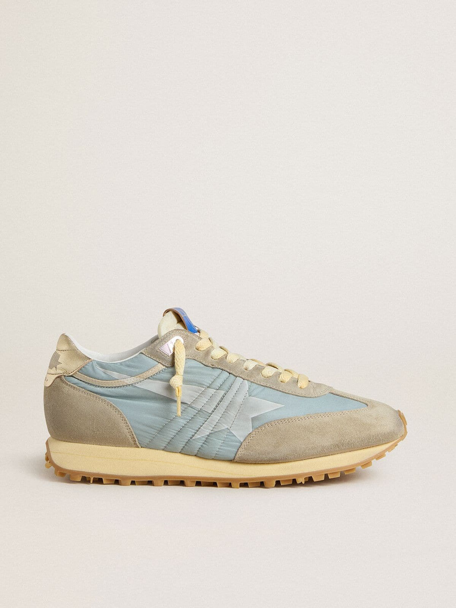 herren-marathonschuh mit hellblauem nylon-obermaterial und pastellblauem stern