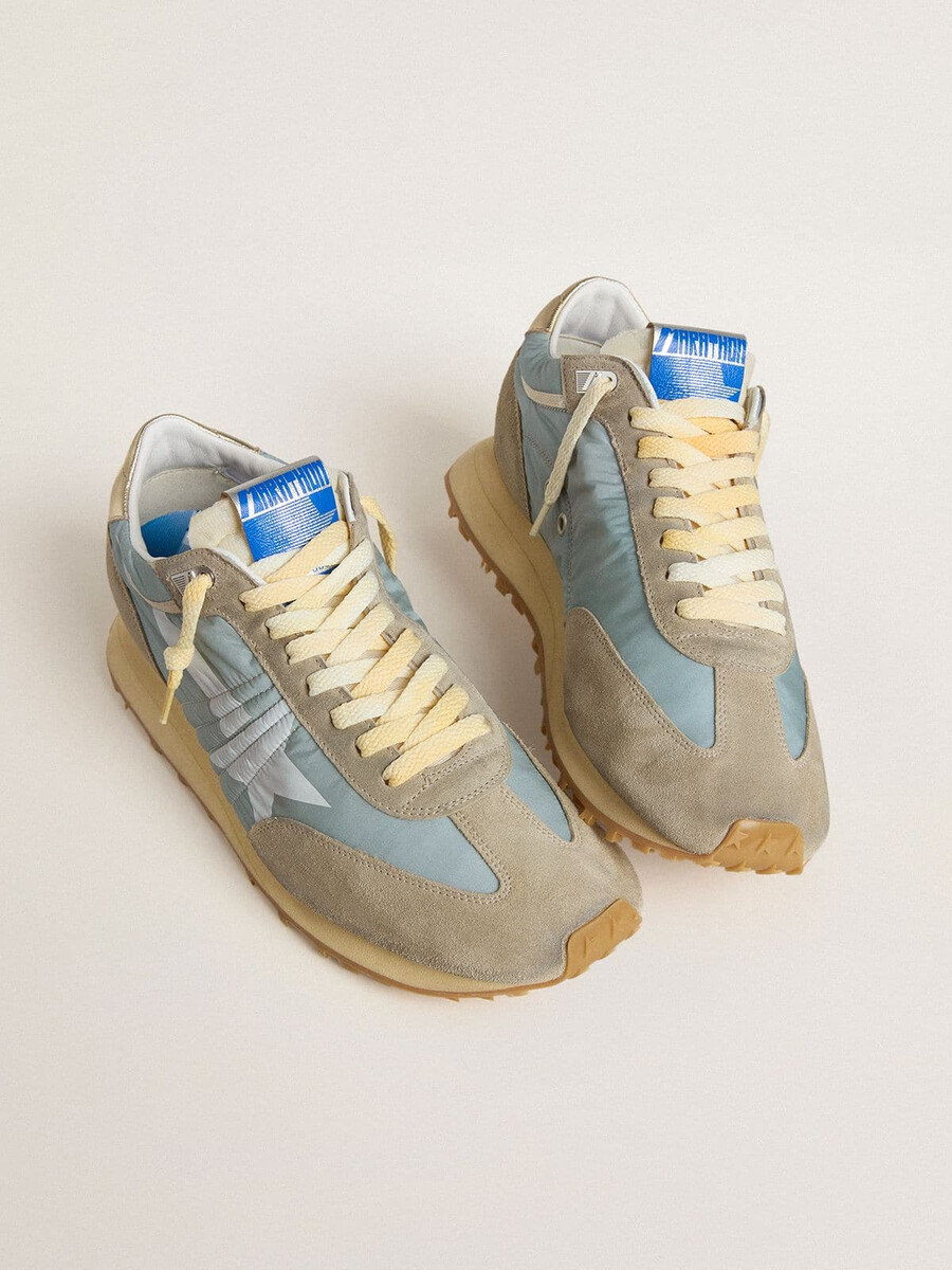 herren-marathonschuh mit hellblauem nylon-obermaterial und pastellblauem stern