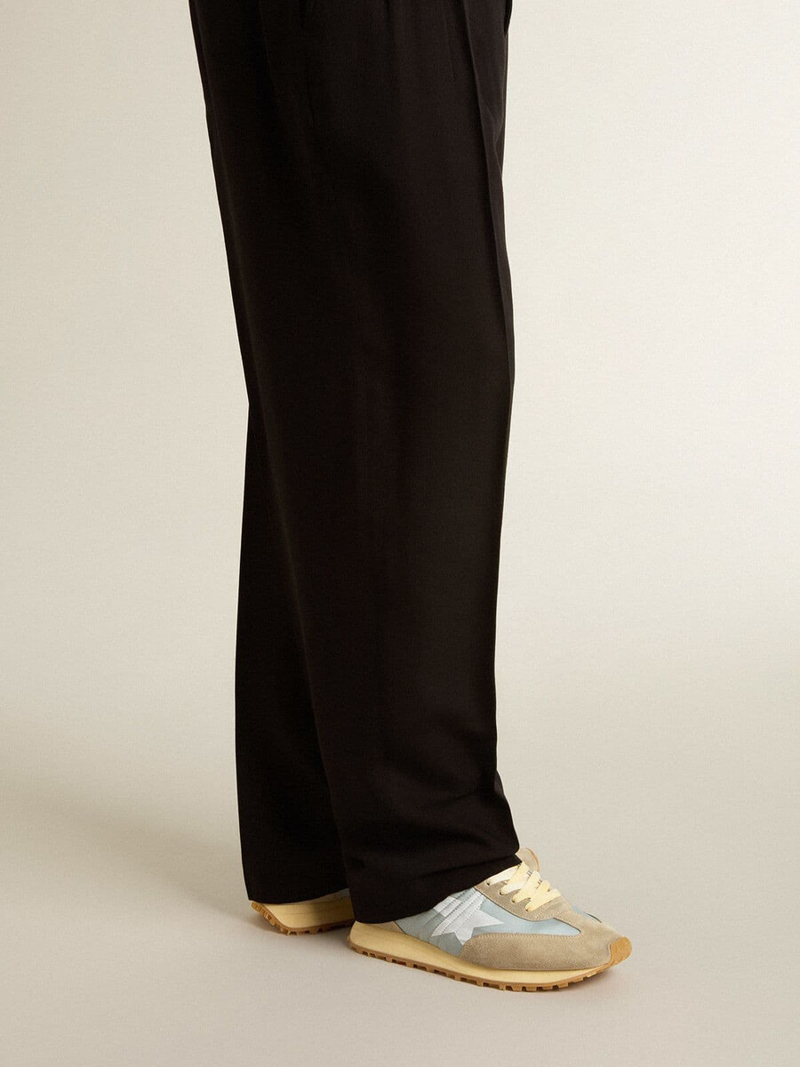herren-marathonschuh mit hellblauem nylon-obermaterial und pastellblauem stern