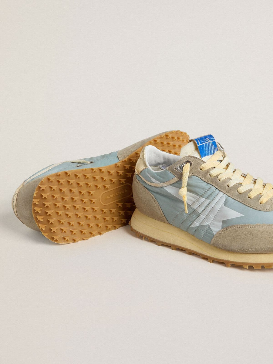 herren-marathonschuh mit hellblauem nylon-obermaterial und pastellblauem stern