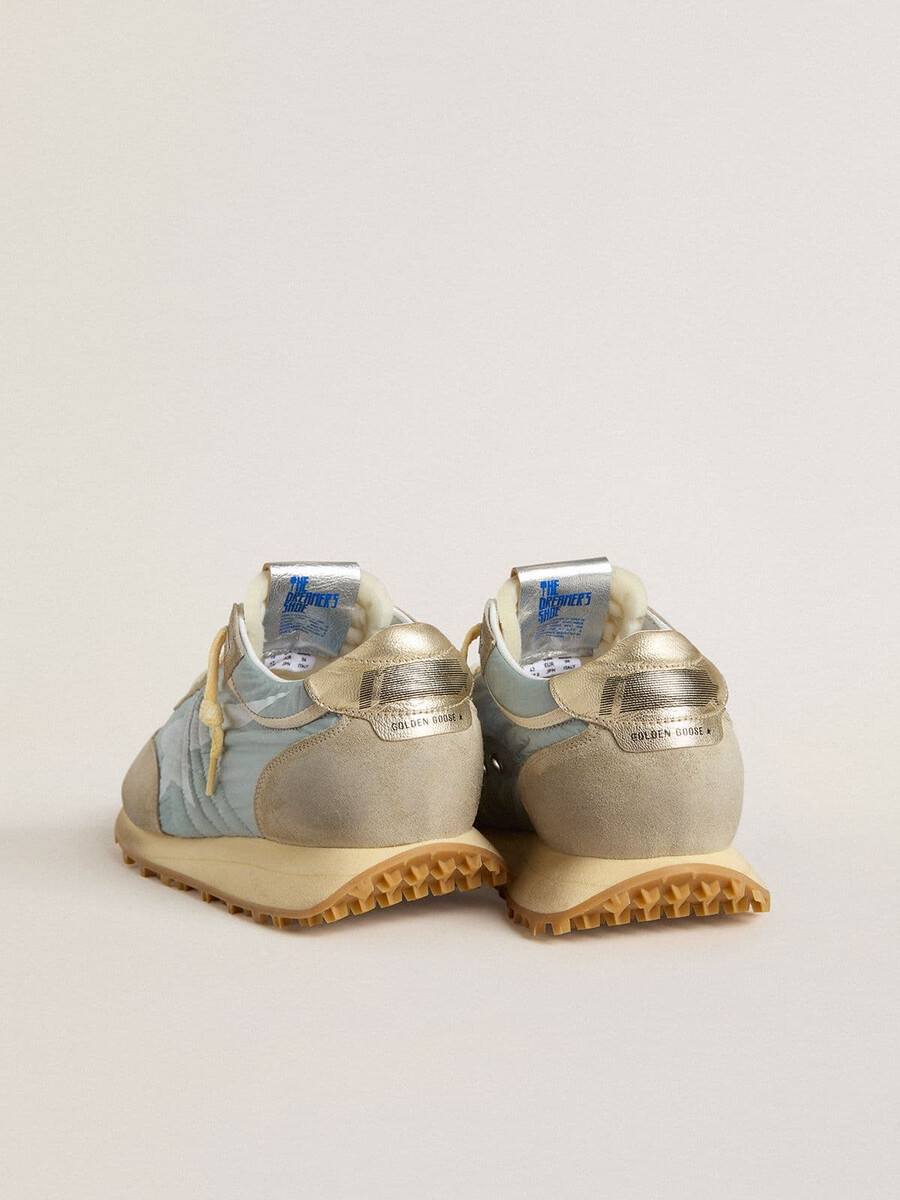 herren-marathonschuh mit hellblauem nylon-obermaterial und pastellblauem stern