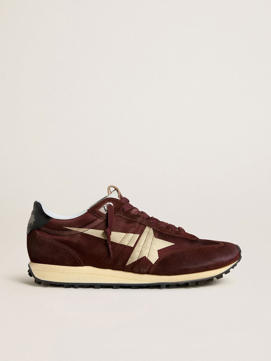 herren-marathonschuh mit braunem satin-obermaterial und platinfarbenem lederstern