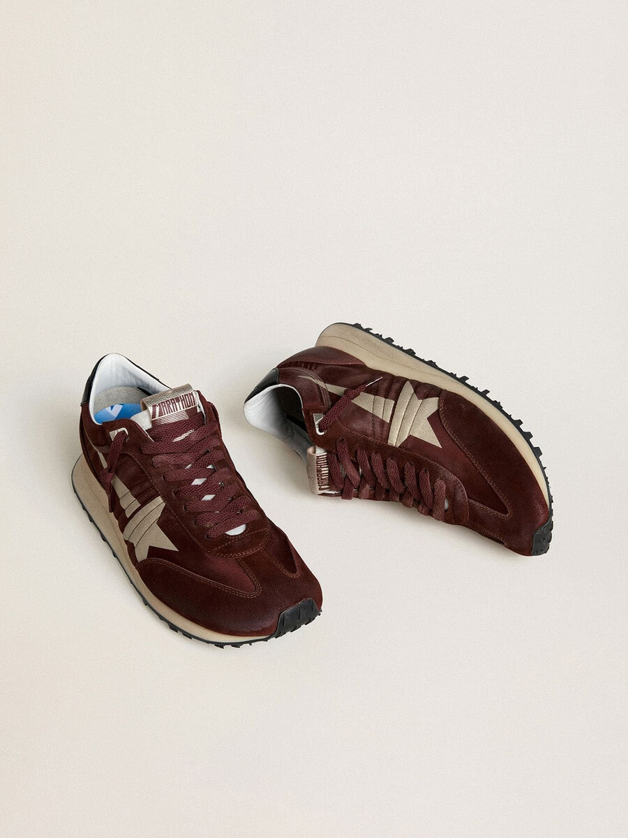 herren-marathonschuh mit braunem satin-obermaterial und platinfarbenem lederstern