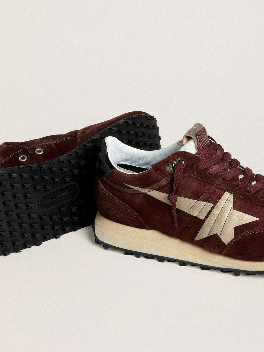 herren-marathonschuh mit braunem satin-obermaterial und platinfarbenem lederstern