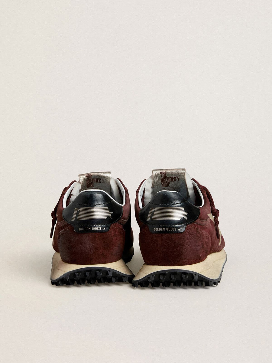 herren-marathonschuh mit braunem satin-obermaterial und platinfarbenem lederstern