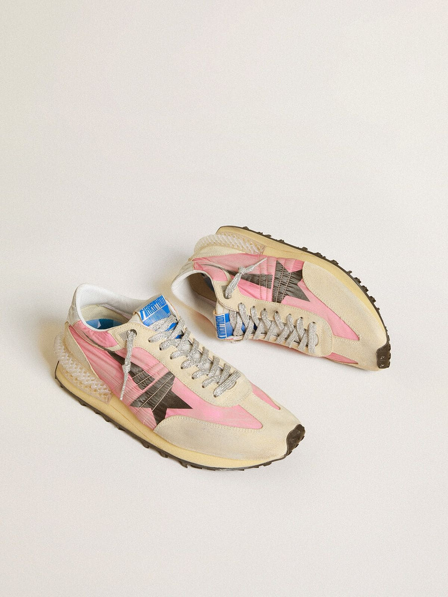 herren-marathonschuh aus rosa nylon und goldfarbenem wildleder mit schwarzem sternaufdruck