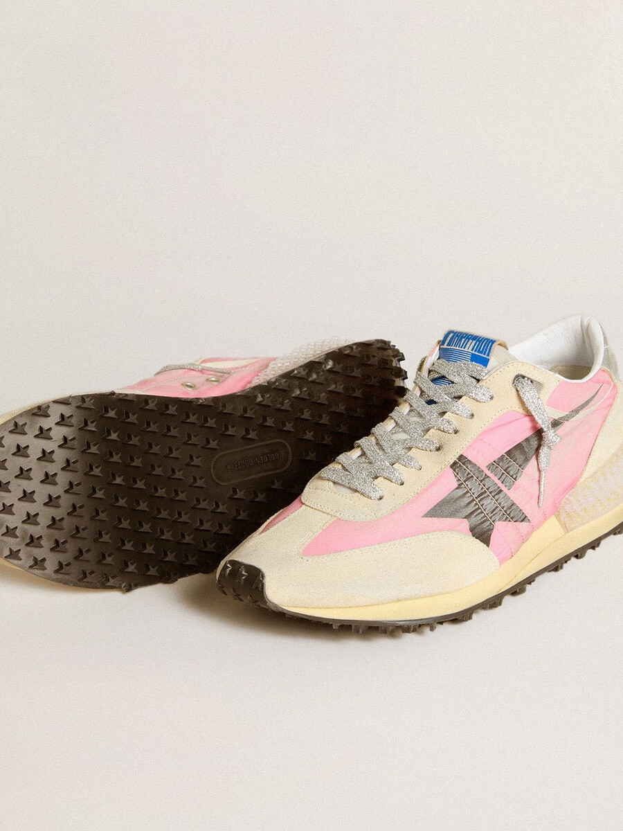 herren-marathonschuh aus rosa nylon und goldfarbenem wildleder mit schwarzem sternaufdruck