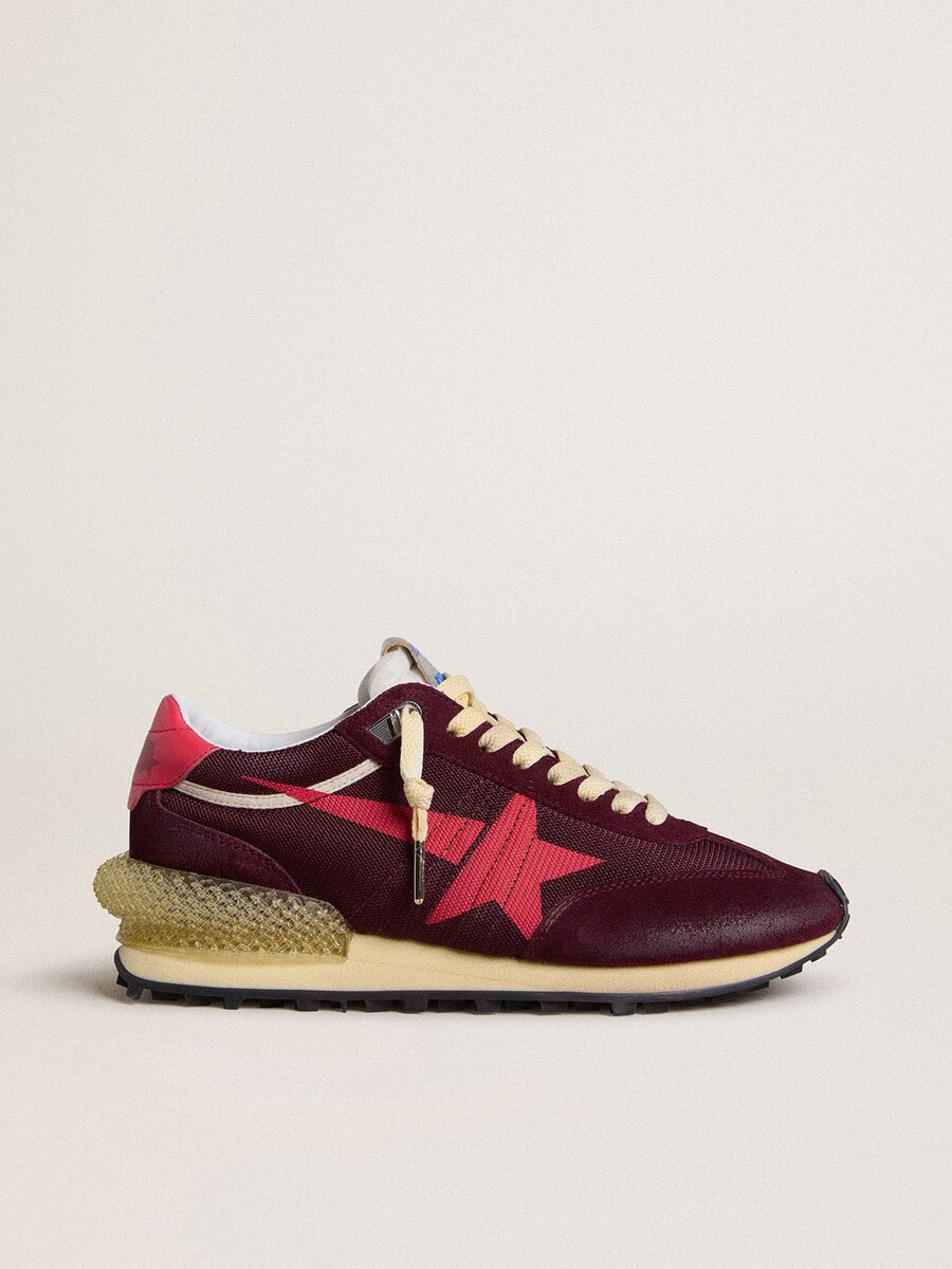 herren-marathonschuh aus bordeauxrotem mesh und wildleder mit aufgedrucktem rosa stern
